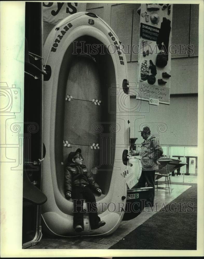 1984 Press Photo Billy Pauls at Milwaukee Sentinel Sports, Travel &amp; Boat Show - Historic Images