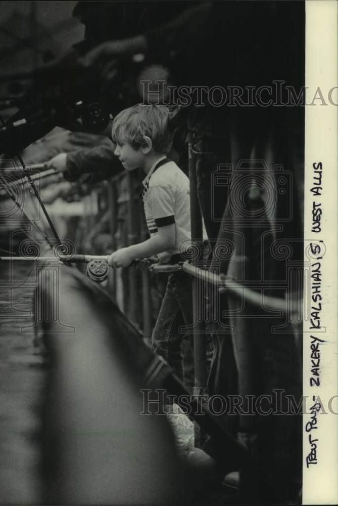 1984 Press Photo Zakery Kalshian fishes Milwaukee Sentinel Sport Show trout pond - Historic Images