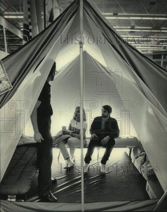 1986 Press Photo Tent setup at the Milwaukee Sentinel Sports, Travel & Boat Show - Historic Images