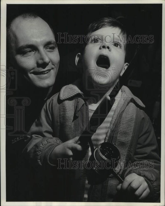 1983 Press Photo Daniel Stapleton Amazed at the Milwaukee Sentinel Sports Show - Historic Images