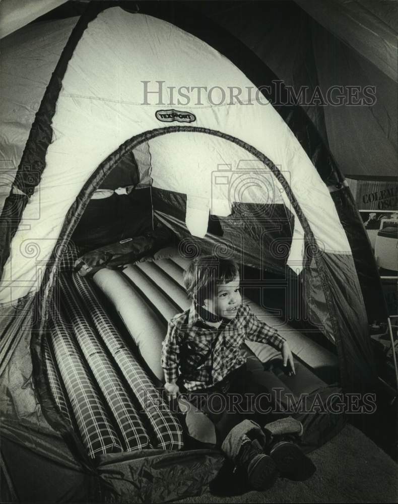 1983 Press Photo Christopher Hartiage Enjoys Tent at Milwaukee Sentinel Show - Historic Images