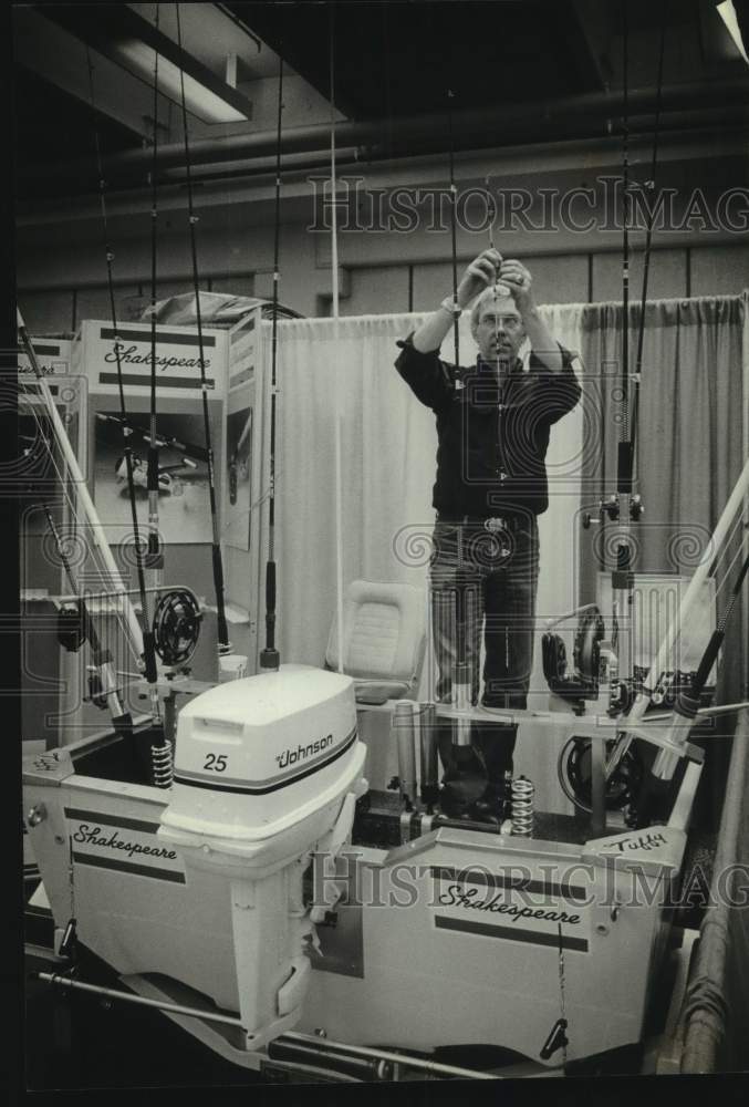 1983 Press Photo Ed Briscoe Prepares Display at Milwaukee Sentinel Sports Show - Historic Images