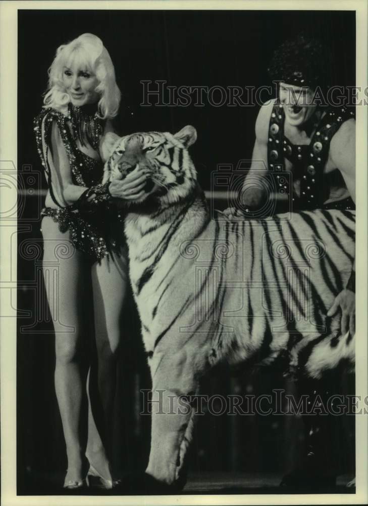 1986 Press Photo Joy &amp; Ron Holiday Perform with Tiger at Sports and Boat Show - Historic Images