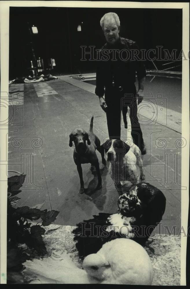 1986 Press Photo Ray Sommer Works Dogs With Fantail Doves at Sports Show - Historic Images