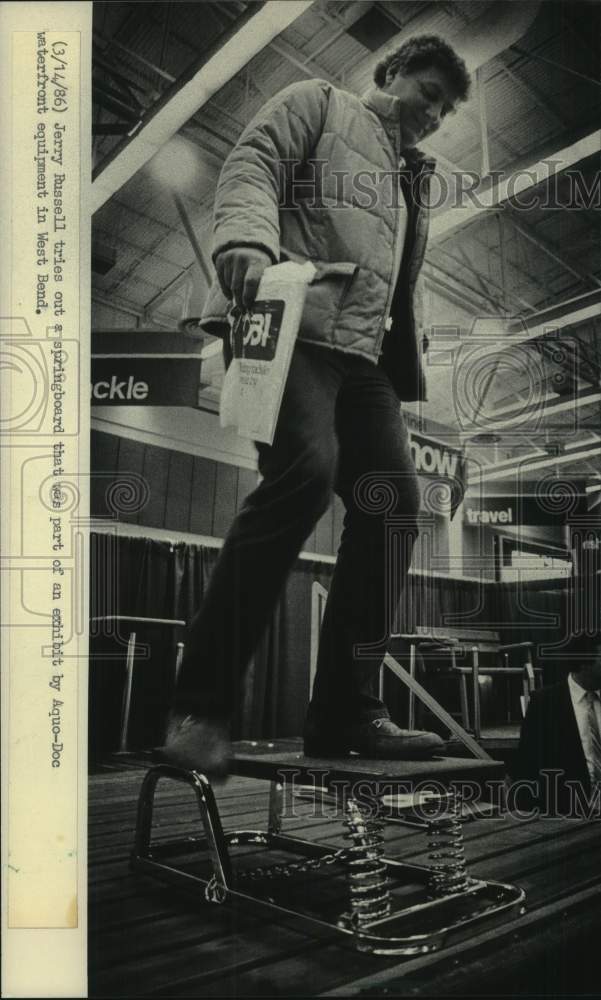 1986 Press Photo Jerry Russell Tries Springboard at Waterfront-Equipment Exhibit - Historic Images