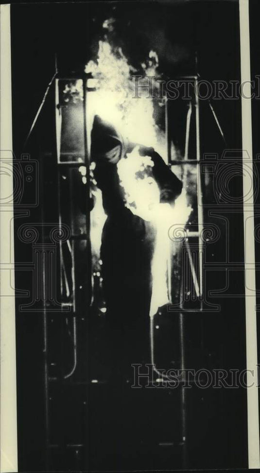 1986 Press Photo Stunt Man Joe Gilbride Afire on Platform at Sports & Boat Show - Historic Images