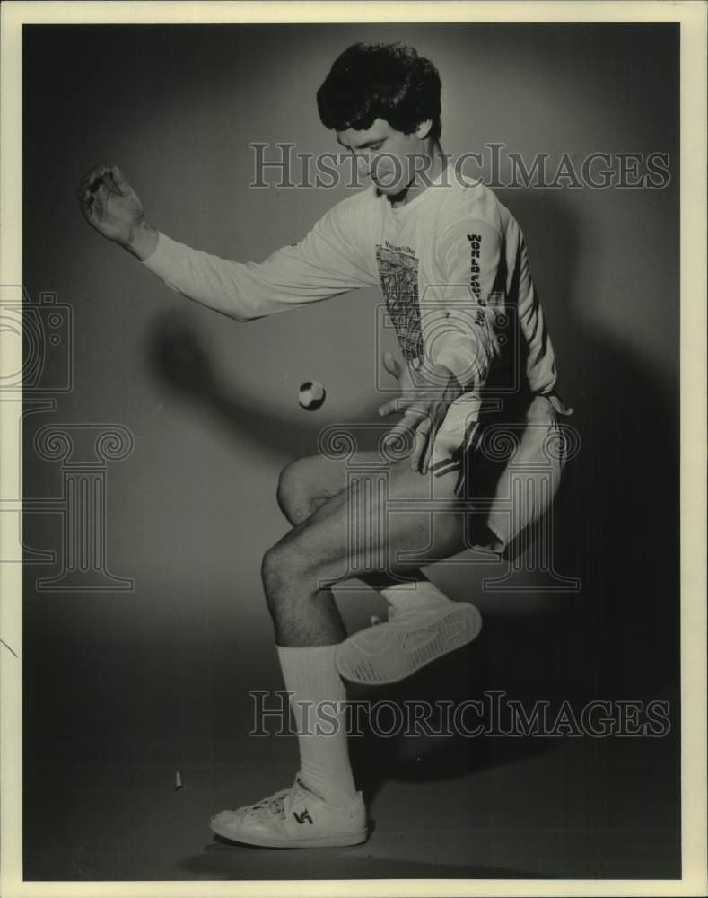 1986 Press Photo Hacky Sack instructor John Elsner at Sports, Travel & Boat Show - Historic Images