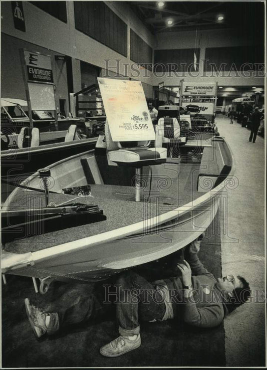 1989 Press Photo Kenneth D'Alessandro under a boat at Milwaukee Sentinel Show - Historic Images