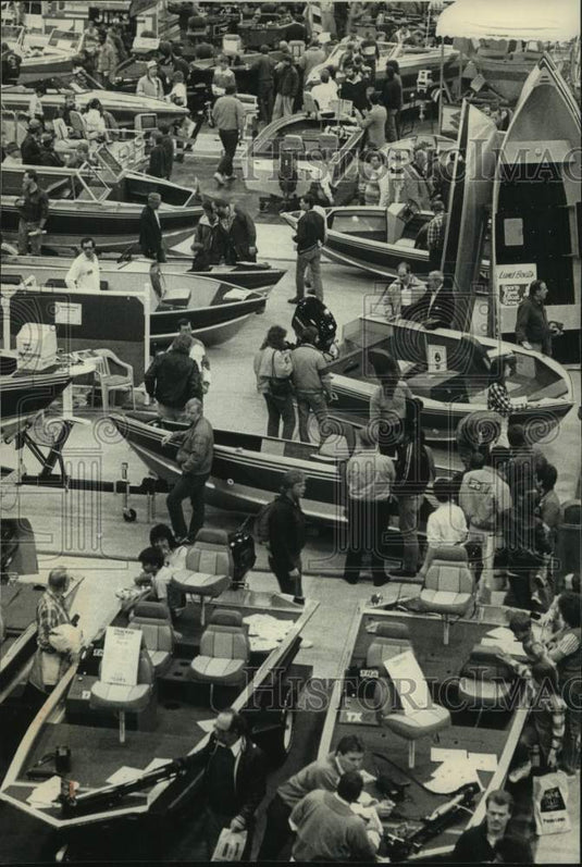 1989 Press Photo Boats are inspected by visitors at Milwaukee Sentinel Show - Historic Images