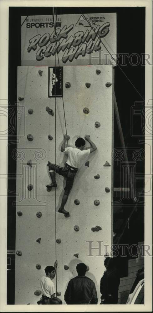 1989 Press Photo Climber scaled a vertical wall at Milwaukee Sports Show - Historic Images