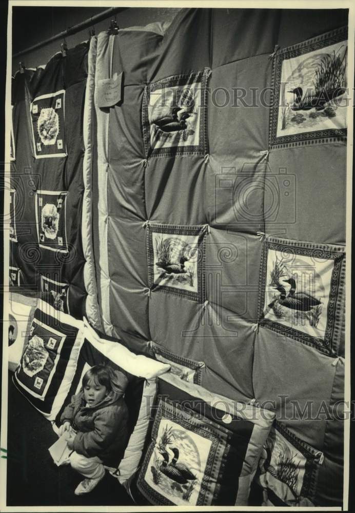 1988 Press Photo Christina Russart rested at a quilt display at Milwaukee show - Historic Images