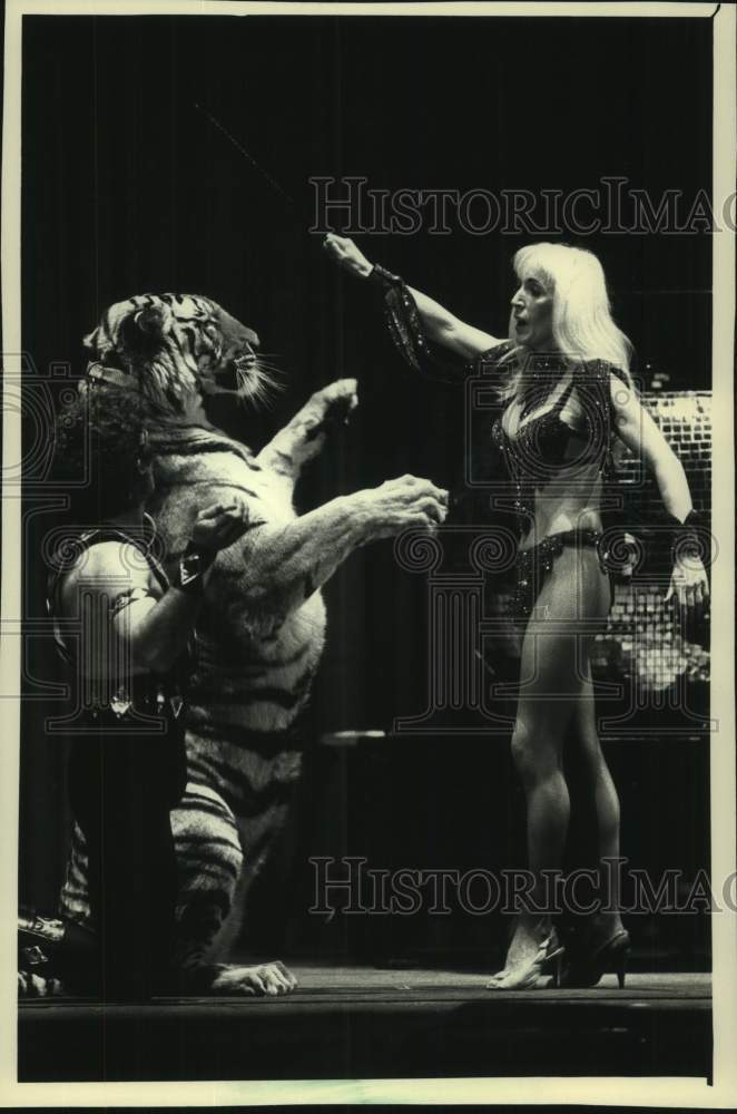 1988 Press Photo Ron &amp; Joy Holiday &amp; tiger at Milwaukee Sentinel Sports Show - Historic Images