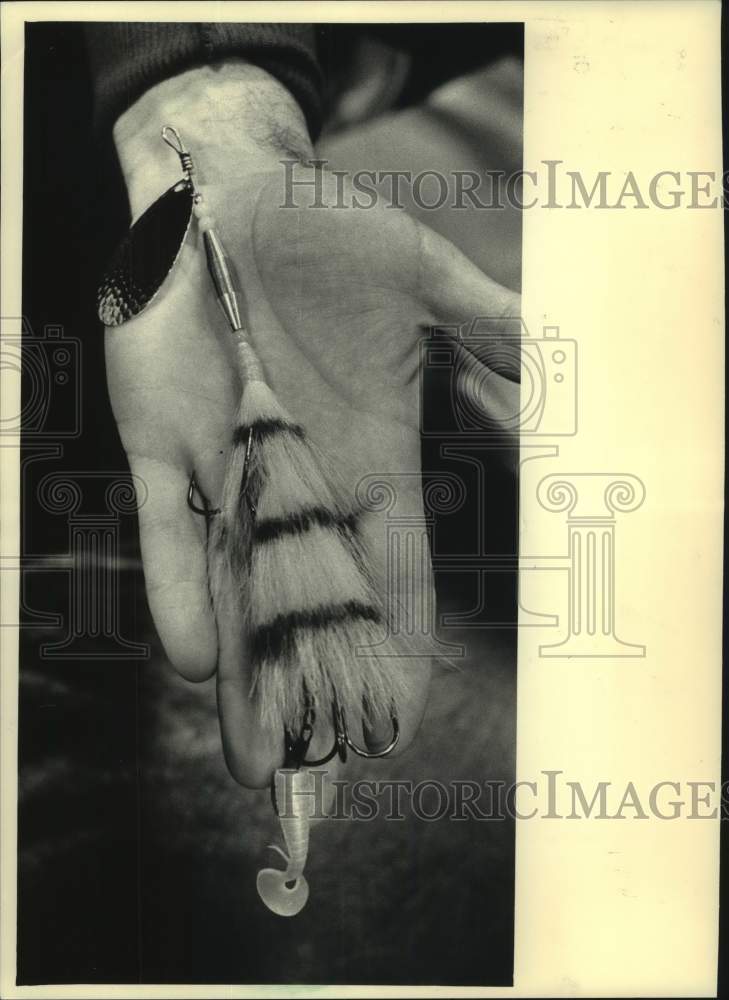 1987 Press Photo A hand-sized musky lure at Milwaukee Sentinel Sports Show - Historic Images