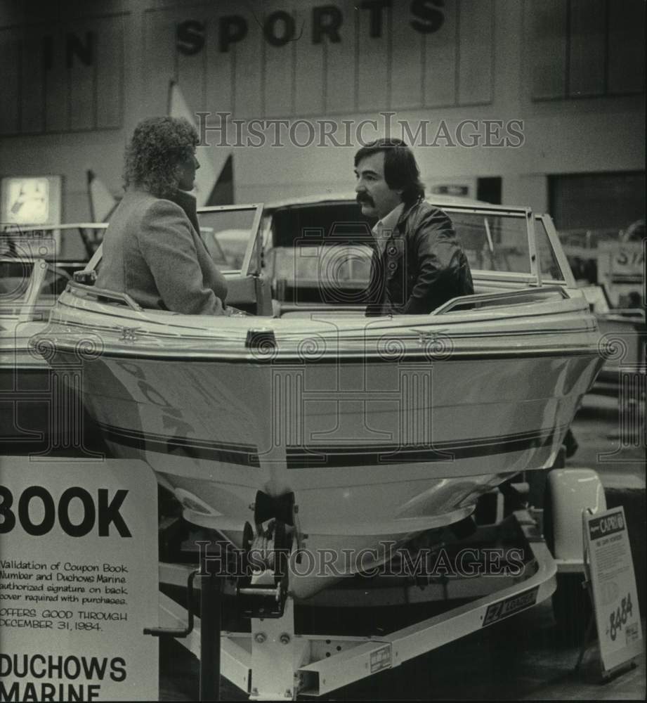 1984 Press Photo William &amp; Suzanne Cutting try out a boat at Sentinel Sport Show - Historic Images