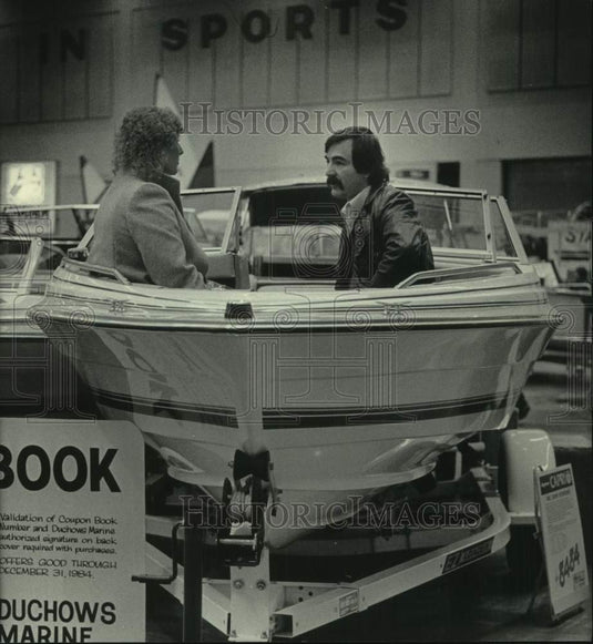 1984 Press Photo William & Suzanne Cutting try out a boat at Sentinel Sport Show - Historic Images