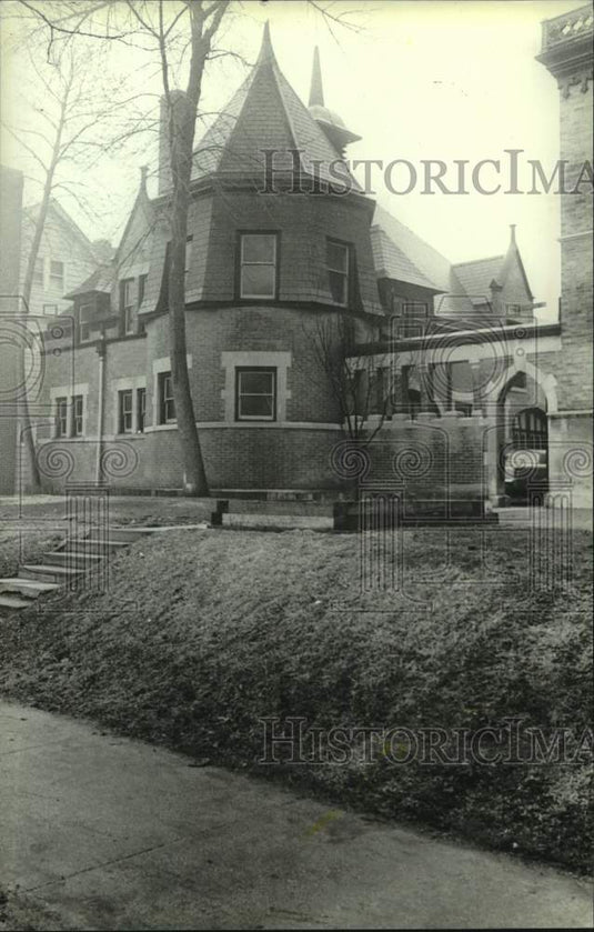 1981 Press Photo James Wiechmann coach house on Newberry Boulevard in Milwaukee - Historic Images