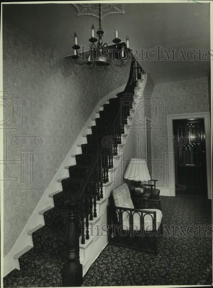 1981 Press Photo Walnut staircase of Milwaukee&#39;s historic Luscombe mansion - Historic Images