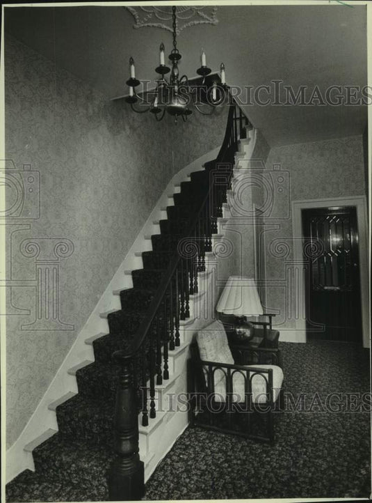 1981 Press Photo Walnut staircase of Milwaukee's historic Luscombe mansion - Historic Images
