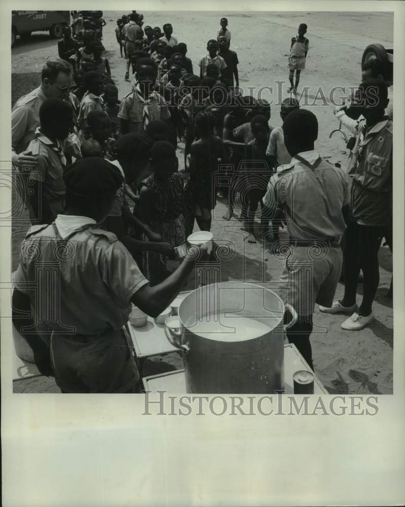 1960 Press Photo Milk Distribution In Leopoldville, Congo By United Nations- Historic Images