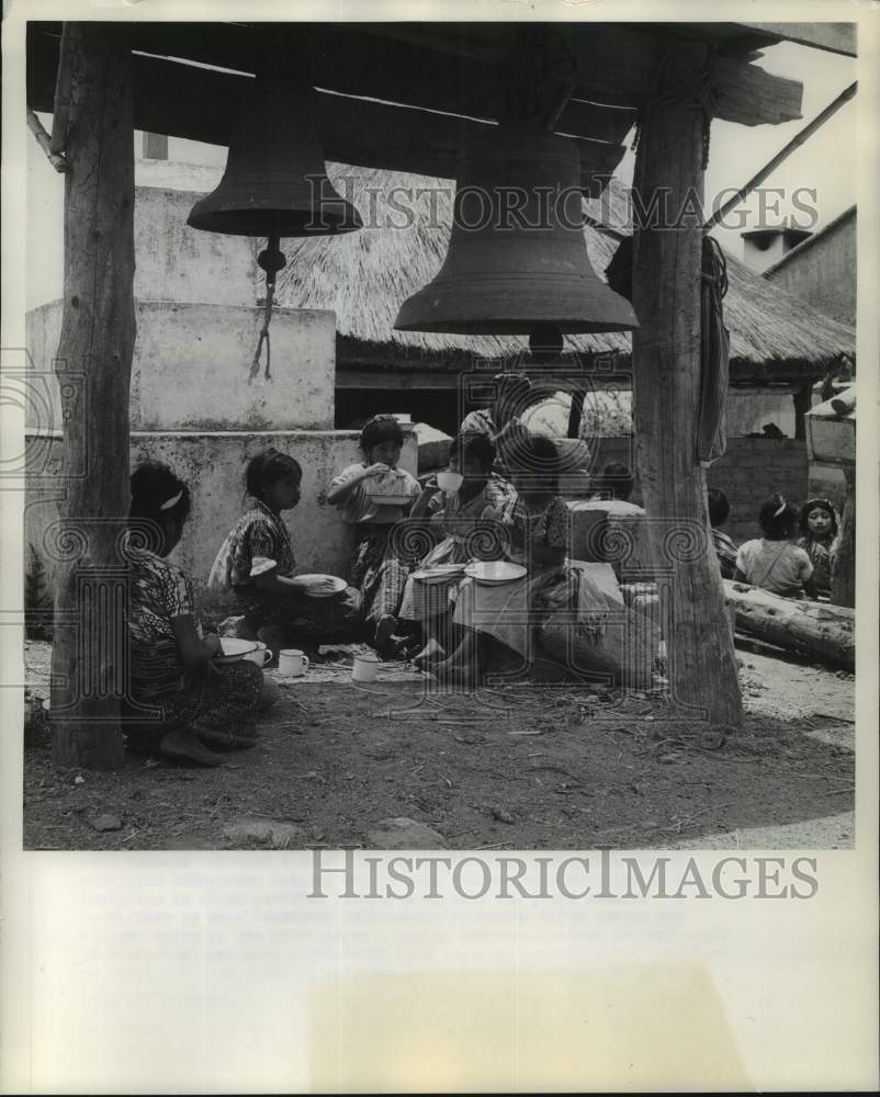 1952 Press Photo Guatemalan School Children Eat Food Provided By United Nations- Historic Images