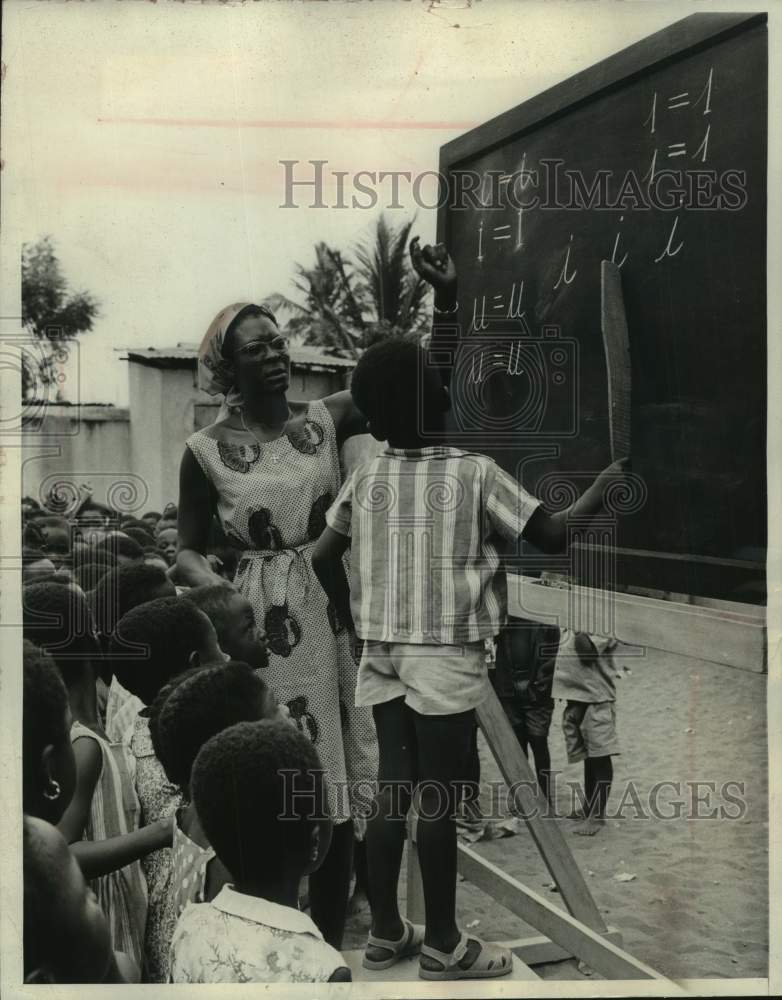 1964 Press Photo Miss Anthonia a teacher uses blackboard to teach kids, Africa.-Historic Images