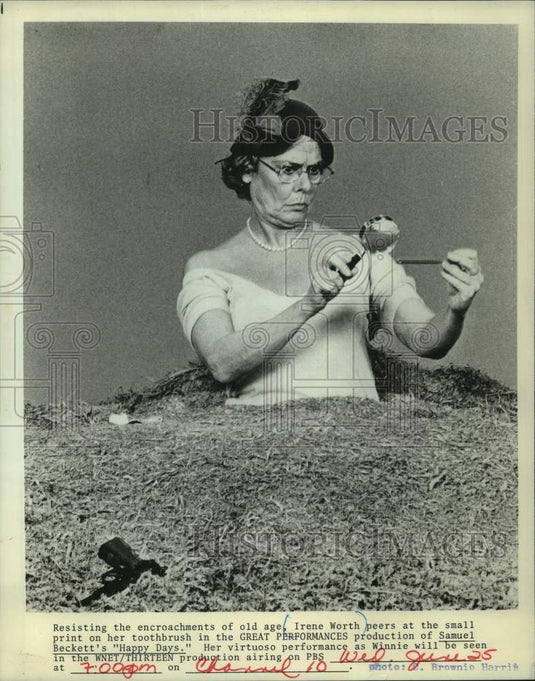 1980 Press Photo Irene Worth peers at toothbrush in "Happy Days", on PBS TV. - Historic Images