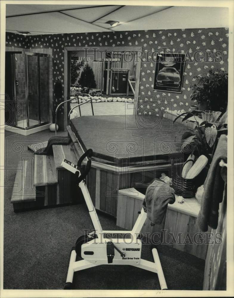 1986 Press Photo Milwaukee Home Show - Portable Spa and Exercise Equipment - Historic Images