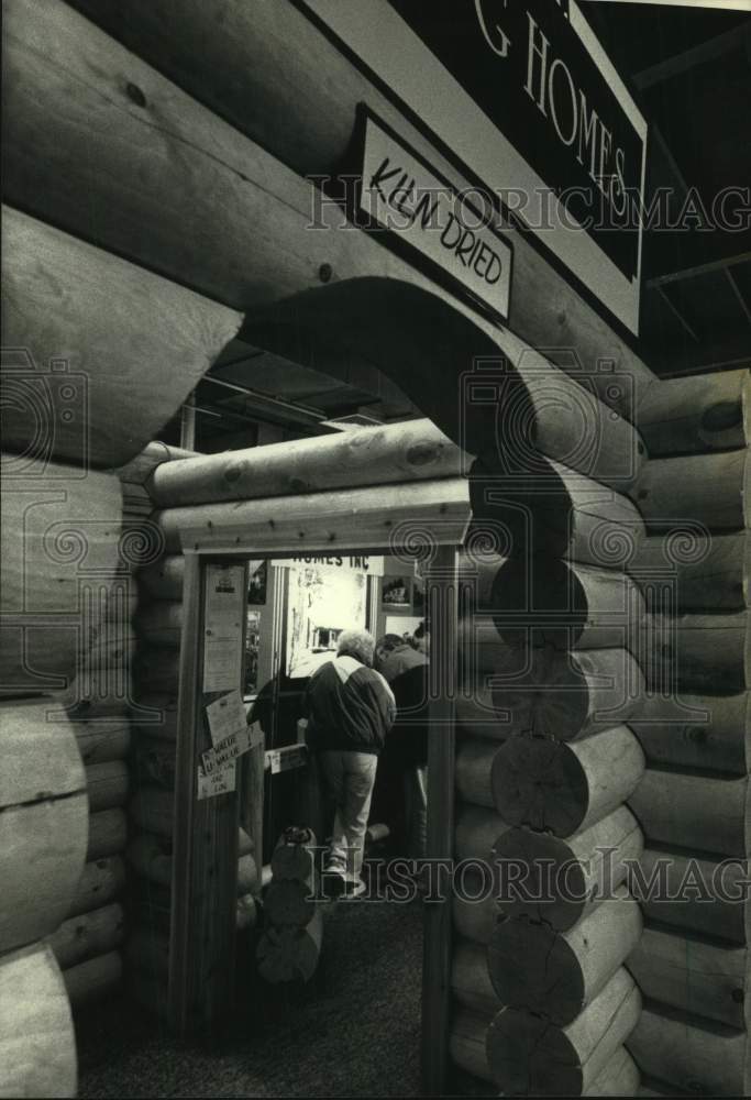 1992 Press Photo Log home display at the Home &amp; Garden Show - mjc36187 - Historic Images