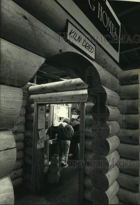 1992 Press Photo Log home display at the Home & Garden Show - mjc36187 - Historic Images