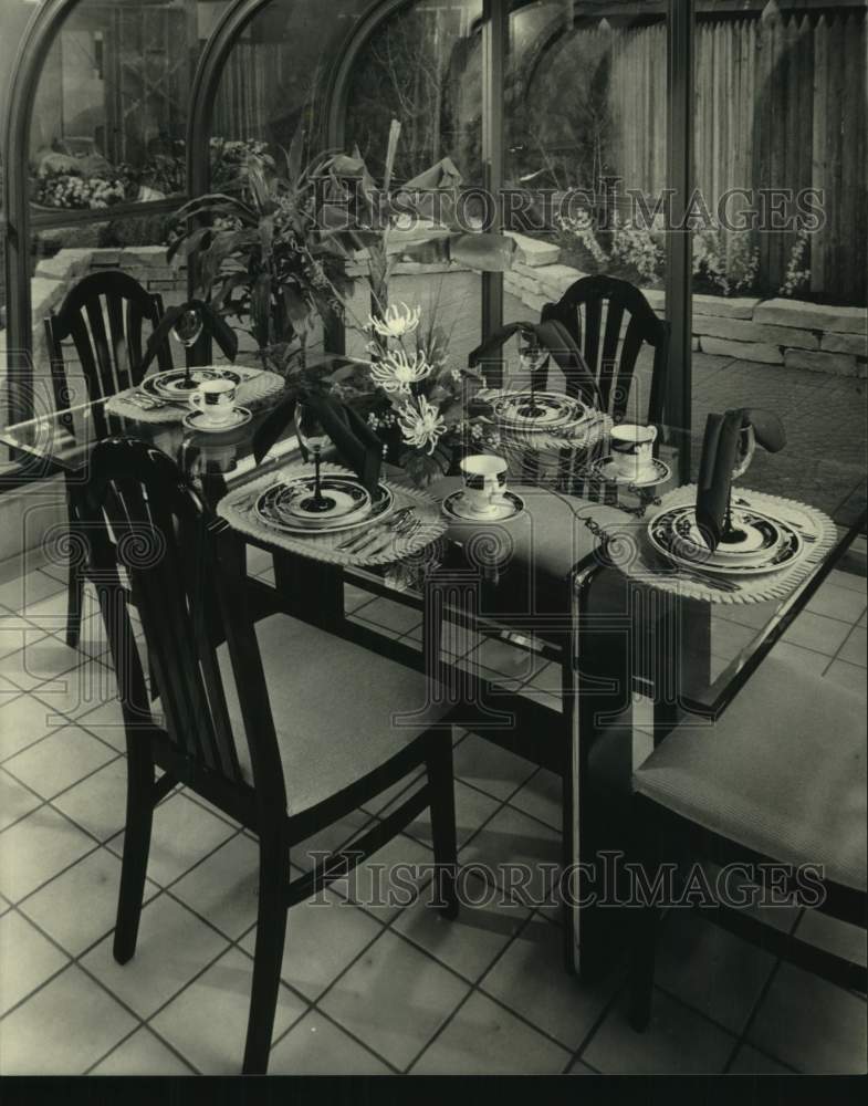 1987 Press Photo Milwaukee Realtors Home Show dining display at Four Season&#39;s - Historic Images