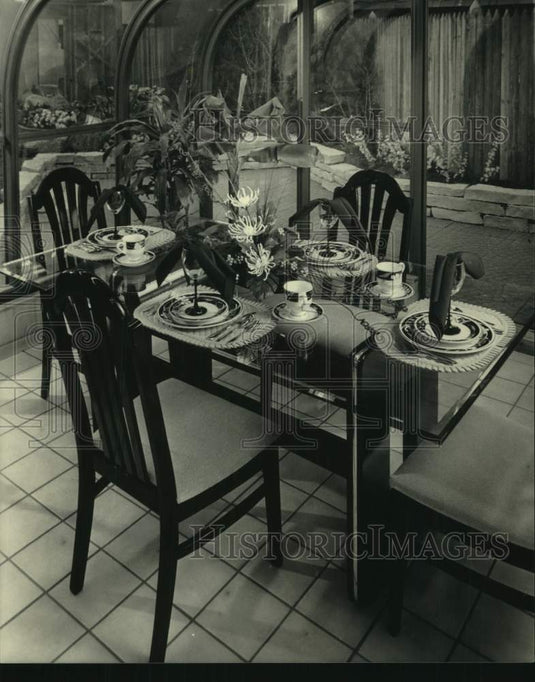 1987 Press Photo Milwaukee Realtors Home Show dining display at Four Season's - Historic Images