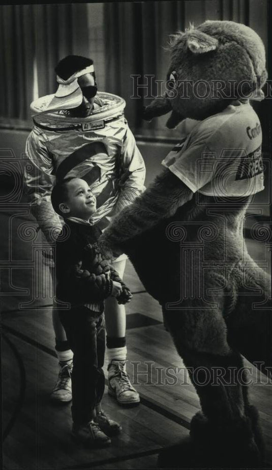 1991 Press Photo Travis Bateman gets recycling lesson from Al Uminum & CanGaroo - Historic Images