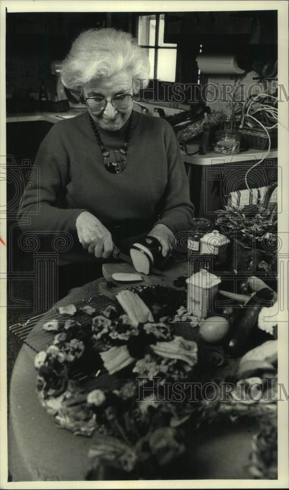 1991 Press Photo Wreath-maker Rosemary Anderson at the Milwaukee Home Show - Historic Images