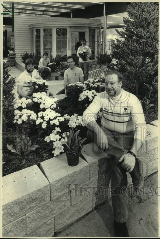 1988 Press Photo Randy Meyer & his staff create display for Milwaukee Home Show - Historic Images
