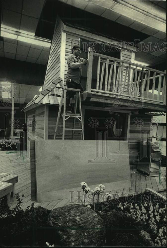 1987 Press Photo Milwaukee Realtors' Home Show - Fred Molter and Display - Historic Images