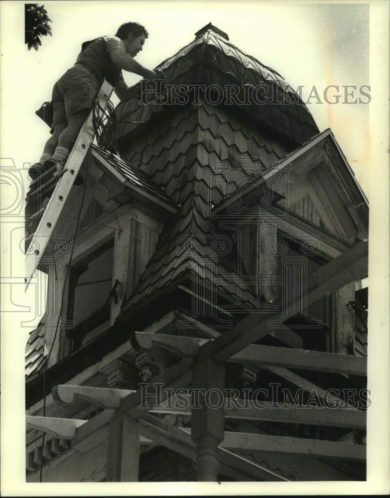 1990 Press Photo Joe Cabibbo and Historic House, Stoughton, Wisconsin - Historic Images