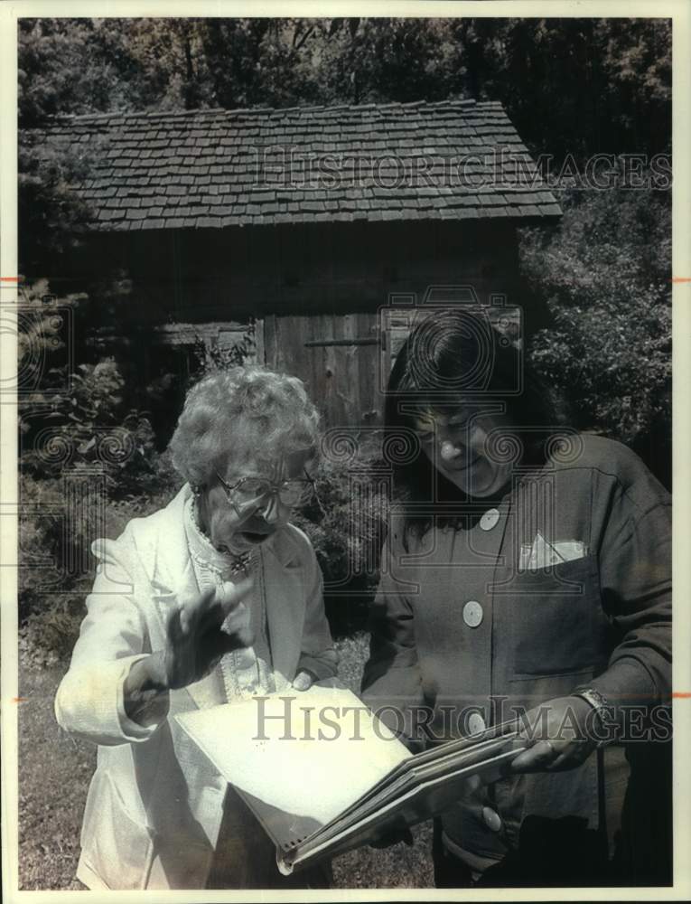 1984 Press Photo Nancy Ariagno and Margaret Hawig at Historic Home, Wisconsin - Historic Images