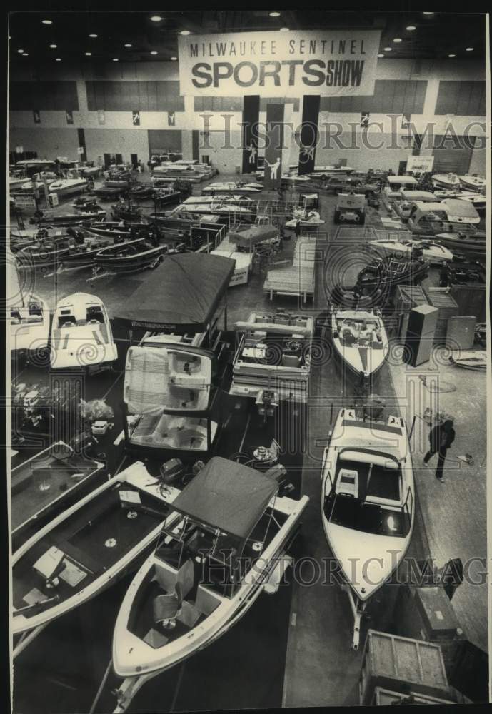 1992 Press Photo Milwaukee Sentinel-Sports Show exhibition hall at MECCA, WI - Historic Images