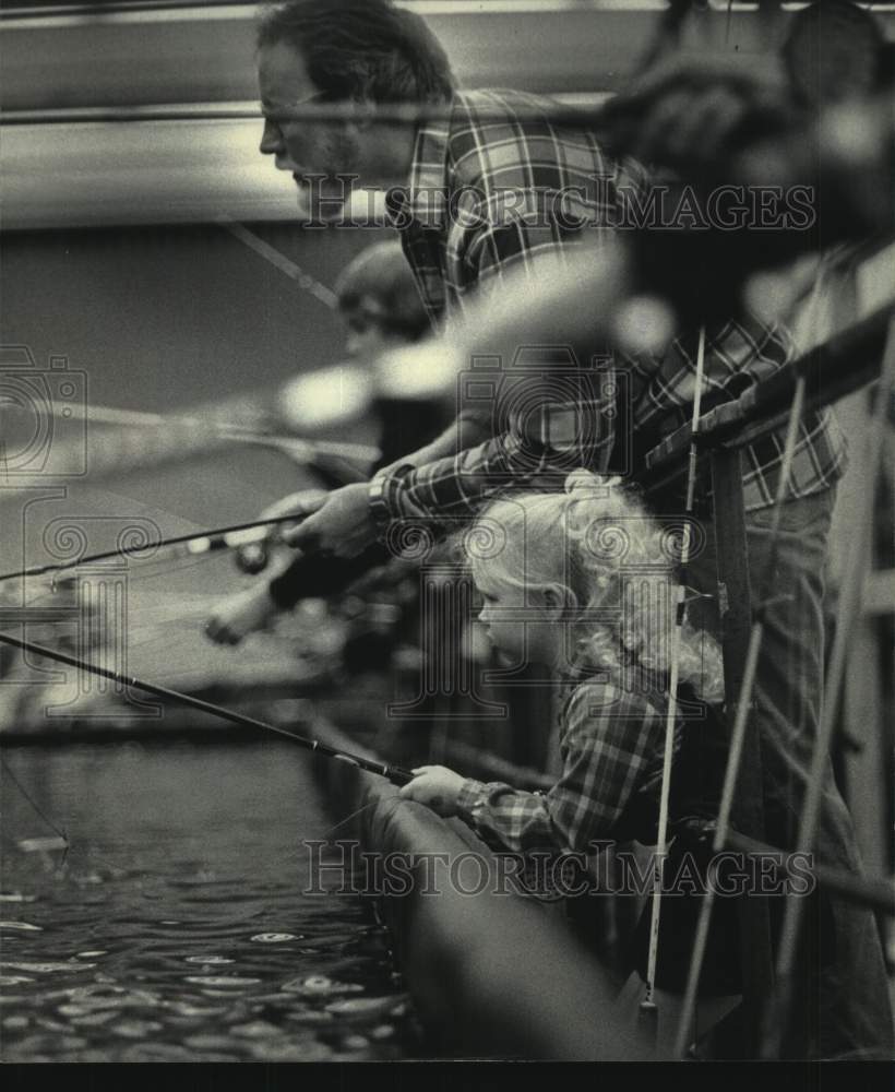 1989 Press Photo Loren Budziszewski &amp; Dad Mark, fishing Milwaukee-Sports Show - Historic Images