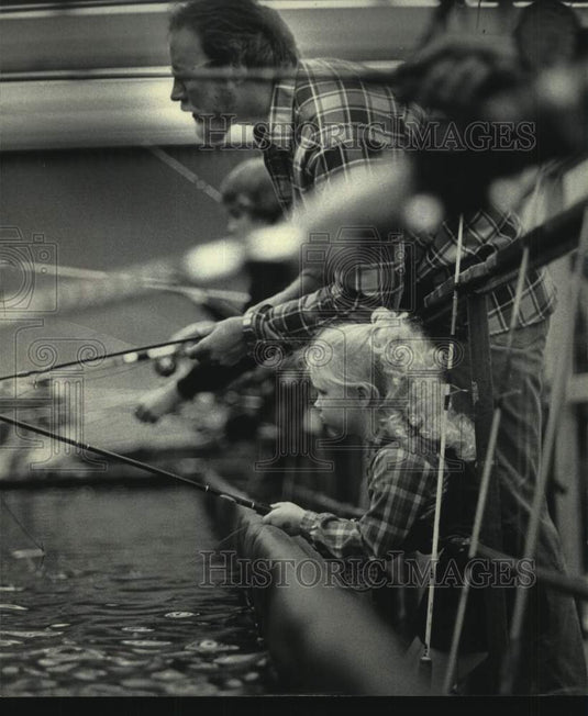 1989 Press Photo Loren Budziszewski & Dad Mark, fishing Milwaukee-Sports Show - Historic Images