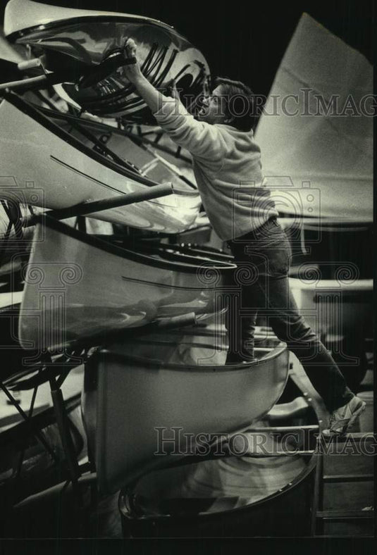 1990 Press Photo Bill Beck dusts kayaks at Milwaukee Sentinel-Sports Show, WI - Historic Images