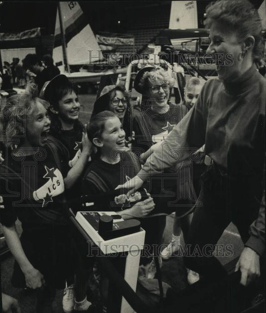 1990 Press Photo Cheerleaders & coach at the 50th Milwaukee Sentinel Sports Show - Historic Images