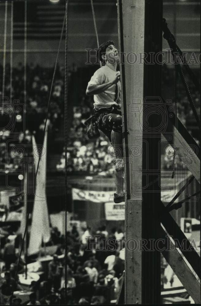 1990 Press Photo Nick Mazza scales climbing wall, Milwaukee Sentinel Sport Show - Historic Images