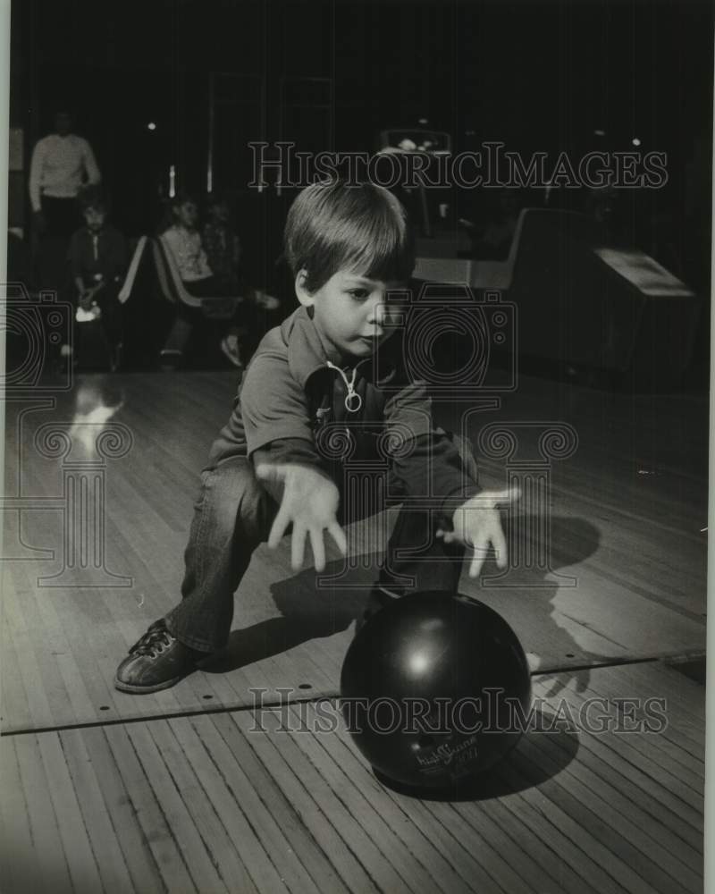 1982 Press Photo Michael Wilde competes in Kids Bowling for Kids charity match - Historic Images