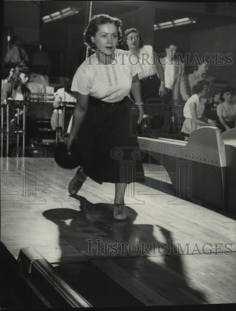 1953 Press Photo Ruth Ponczoch in stride at Milwaukee Journal bowling tournament - Historic Images