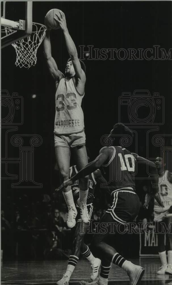 1977 Press Photo Marquette&#39;s Bernard Toone jumps to make a shot, Basketball - Historic Images