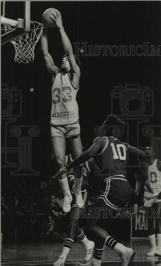1977 Press Photo Marquette's Bernard Toone jumps to make a shot, Basketball - Historic Images