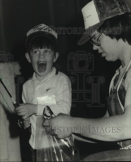 1982 Press Photo Frank Harroun caught a fish at the Trout Stream in Milwaukee - Historic Images