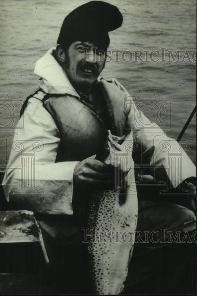 1982 Press Photo Jim McNelly holding a fish he caught at the Sports Show - Historic Images