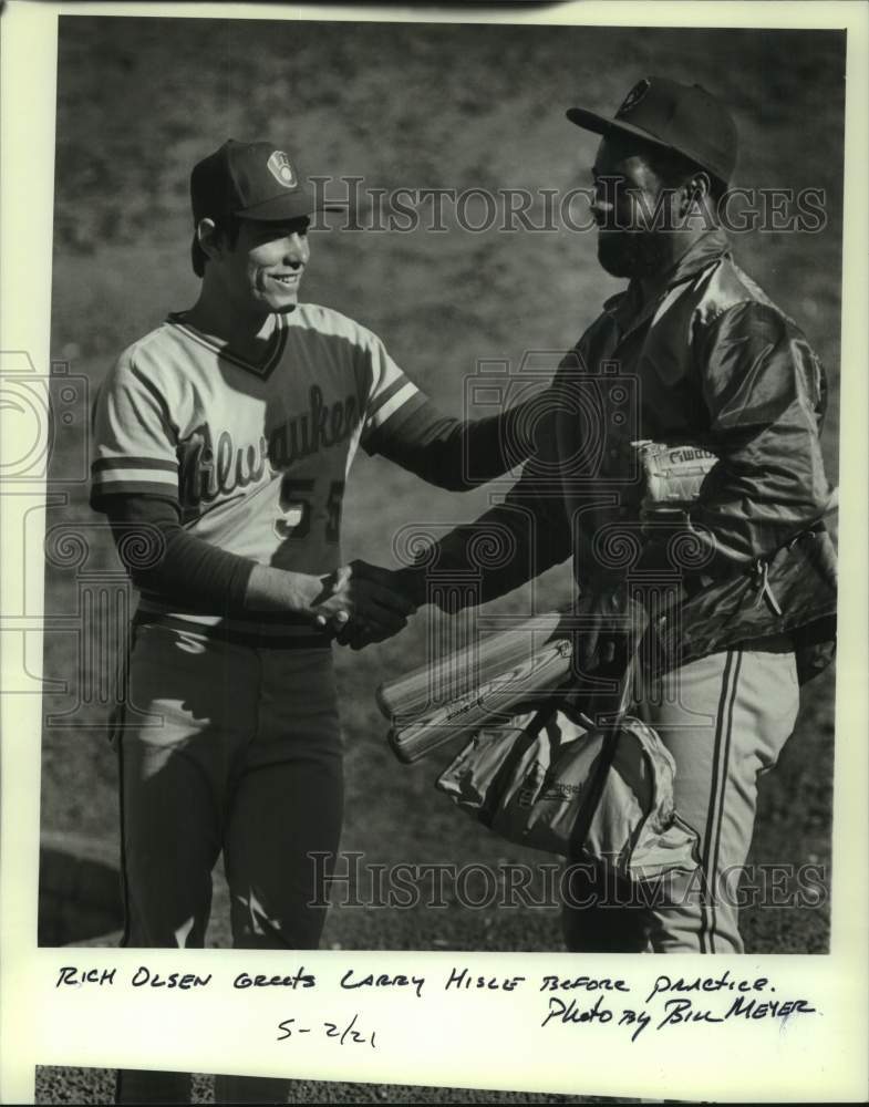 1982 Press Photo Rich Olsen greets Larry Hisle before baseball practice - Historic Images